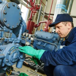 مردی در حال عیب یابی ژنراتور برقی که روشن نمی شود